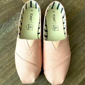 Toms shoes size 8 excellent condition. Worn once